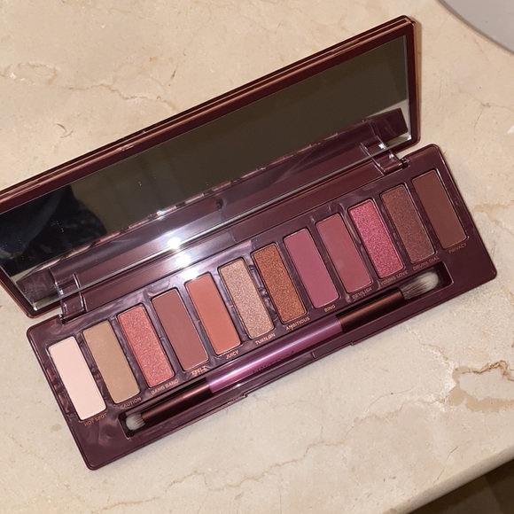Urban Decay Other - NWOT Urban Decay Eyeshadow Palette